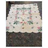 Twin size quilt with flower pattern.