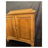 End table with double doors with shelf inside