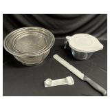 Graduated stainless steel colanders, measuring