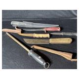 Lot of 5 knives and sharpener.