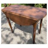 Oak drop leaf table. In very nice shape