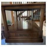 Measures 20" x 26" x 21" lovely condition