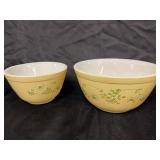 Vintage Pyrex mixing bowl 1.5 qt number 402, and