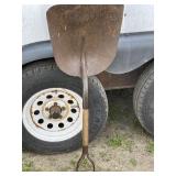 Steel handle transfer shovel