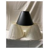 Lot of two lamps, and 5 lamp shades