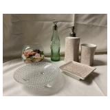 Miscellaneous bathroom decor