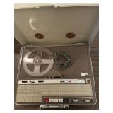 Reel to reel tape player