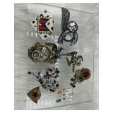 Universal vintage broaches/pins