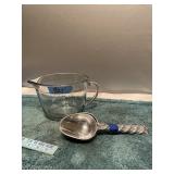 (T)Anchor Hocking  Measuring  2quart Mixing Bowl