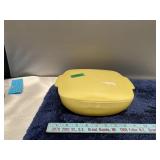(R) Pyrex  Boel With Lid 9x9x4 Yellow no chips