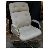 Rolling office chair