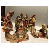 (.  ) 9 Piece Porcelain Nativity set