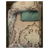 Full size bed comforter ,top sheets and pillow
