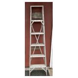 BT) Aluminum ladder five steps.