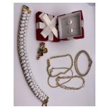 R4) Assortment of gold toned bracelets, Pearl