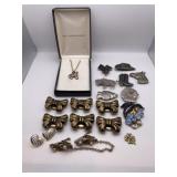 R4)Vintage trinkets including western themed items