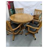 6 pc Dinning table 4 Chairs in Casters