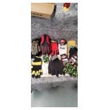 11 pairs of work gloves