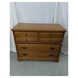 Vintage dresser 3 drawers
39"tall 38"x16"