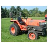 Kubota L2800 HST Diesel Tractor, 4x4 Hyd Drive, 3pt, pto. 407 hrs. nice cond.