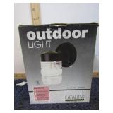 OUTDOOR LIGHT FIXTURE