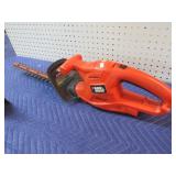 BLACK & DECKER HEDGE TRIMMER