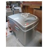 COUNTERTOP ICE MAKER