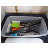 KITCHEN KNIVES (2 CALPALON) & UTENSILS