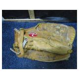 BASEBALLGLOVE W/ AUTOGRAPHS