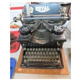 VINTAGE ROYAL TYPEWRITER