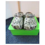 CROCS CAMO SHOES -- 6M