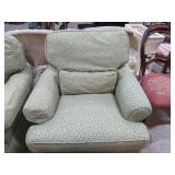 WILLIS WAYSIDE SWIVEL LIVING ROOM CHAIR