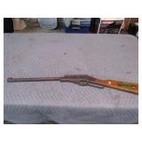 BAISY BUZZ BARTON POP GUN