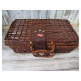 BASKTE W/ SEWING ITEMS