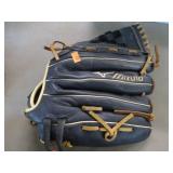 MIZZUNO BASEBALL GLOVE -- 12"