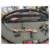 MATHEWS SOLOCAM 70 lb COMPOUND BOW W/CASE & ARROWS