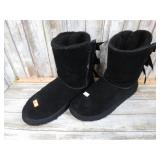 UGG BOOTS -- 6M