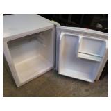 MAGIC CHEF DORM SIZE REFRIGERATOR