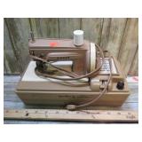 VINTAGE SEW HANDY TOY SINGER SEWING MACHINE