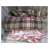 THROW BLANKET & BATH TOWELS