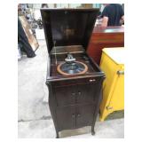 VICTOR VICTROLA RECORD PLAYER -- WORKS