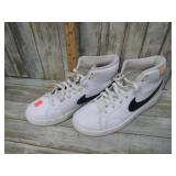 NIKE SHOES -- 7.5