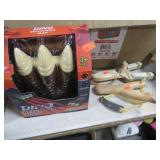 TOY DINOSAUR CLAW & 2 SLING SHOTS