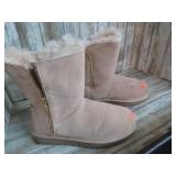 UGG BOOTS -- 10