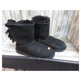 UGG BOOTS -- 10