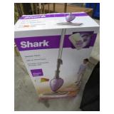 SHARK FLOOR STEAMER / CLEANER