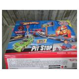 HOTWHEELS PIT STOP SET