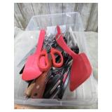 ASSORTED KITCHEN TOOLS