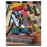 MODEL TRAIN ENGINE & CARS