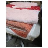 TABLE RUNNER & THROW BLANKET